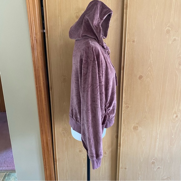 Urban Outfitters • Slouchy Vail Velour Hoodie Sweatshirt in Mauve - Picture 12 of 13